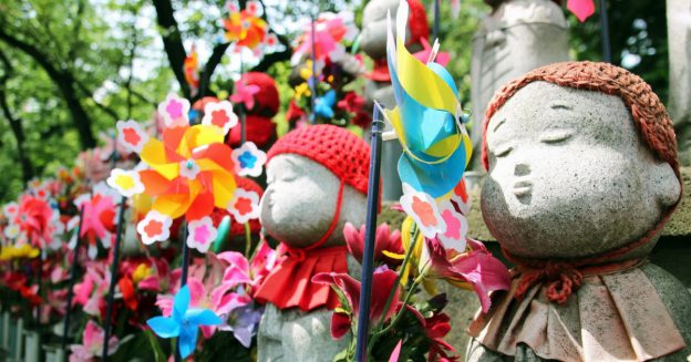 jizo beeldjes in Japan voor miskraam en zwangerschapsverlies