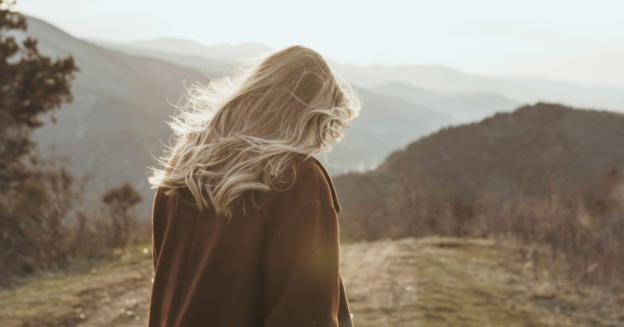 vrouw die in stilte nadenkt in de natuur tijdens rouw