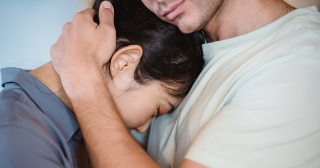 Man en vrouw in een troostende omhelzing na een miskraam